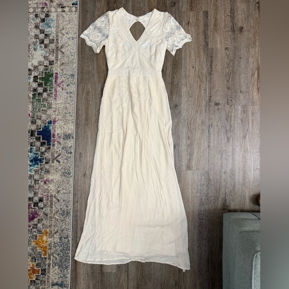 Soieblu • Short Sleeve V-Neck Mixed Lace Sheath Dress - Picture 4 of 16